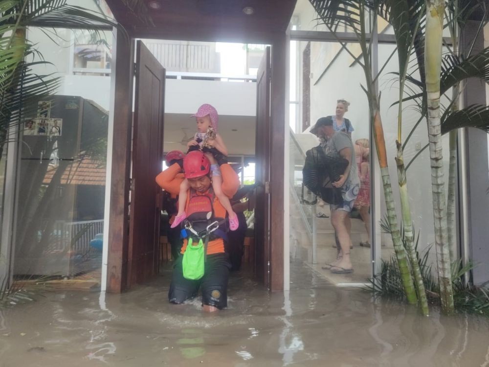 Puluhan Wisatawan Asing Korban Banjir di Seminyak Dievakuasi, Ada Balita