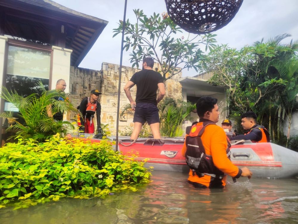 Puluhan Wisatawan Asing Korban Banjir di Seminyak Dievakuasi, Ada Balita