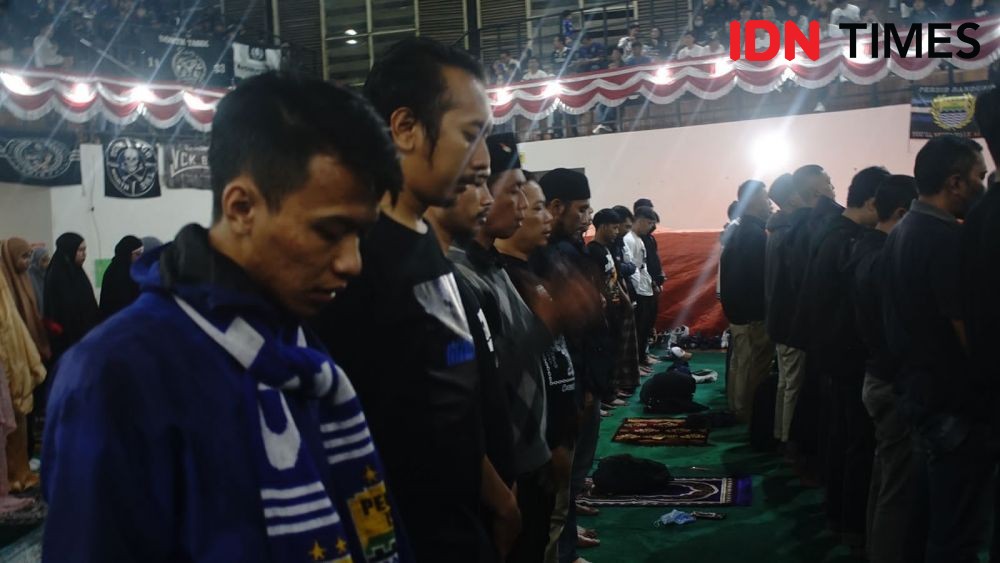 Doakan Korban di Kanjuruhan, Suporter se-Indonesia Kumpul di Bandung