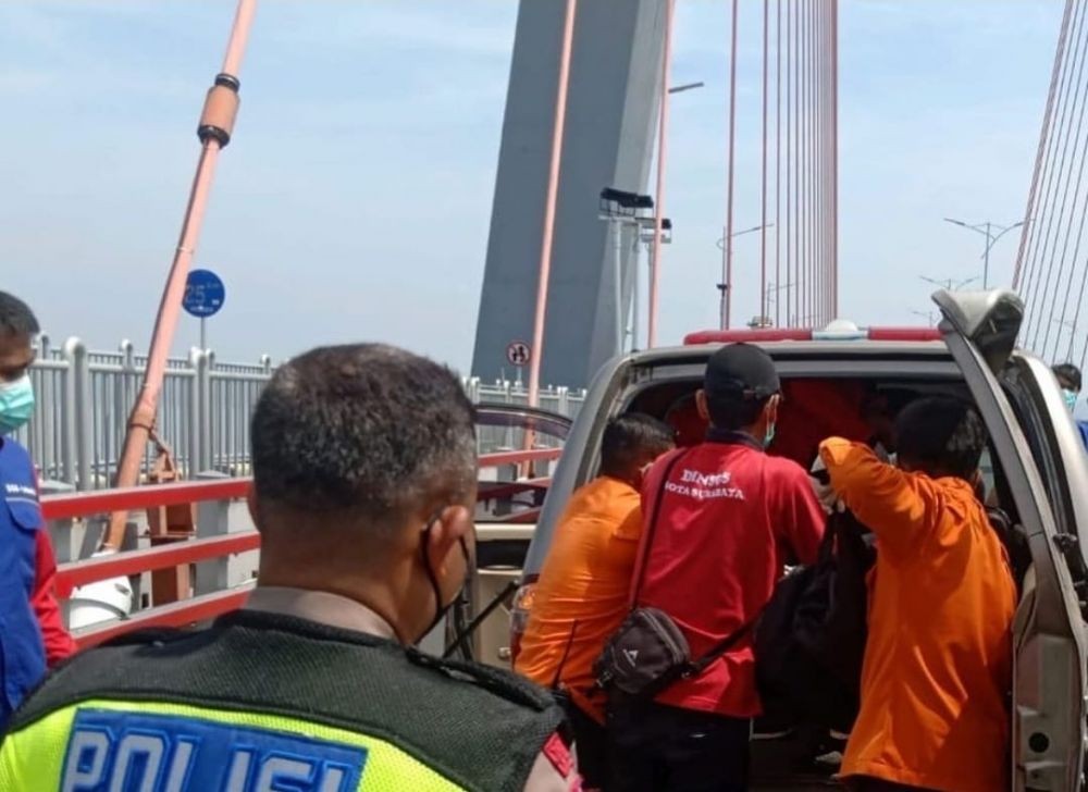 Petugas Kebersihan Tewas Ditabrak Mobil di Jembatan Suramadu