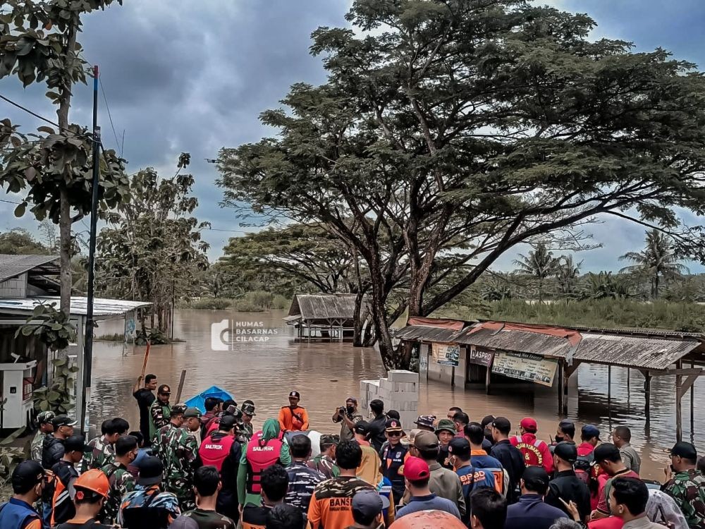 Dua Desa Diterjang Banjir, Puluhan Warga Cilacap Dievakuasi Tim SAR