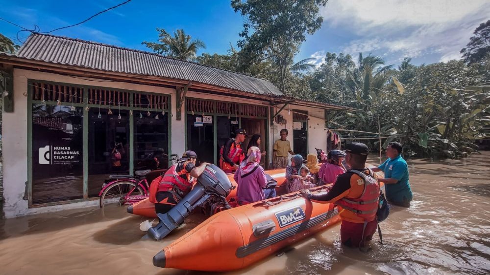 Dua Desa Diterjang Banjir, Puluhan Warga Cilacap Dievakuasi Tim SAR