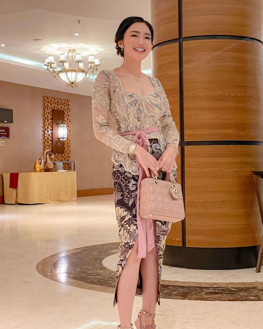 9 Inspirasi Kebaya Brokat Dan Obi, Hiasan Simple