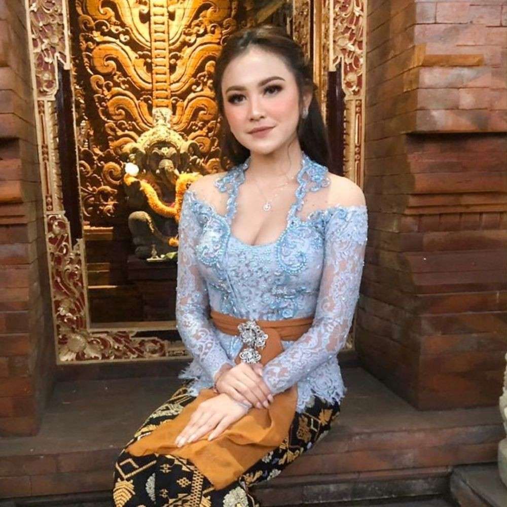 9 Inspirasi Kebaya Brokat Dan Obi, Hiasan Simple