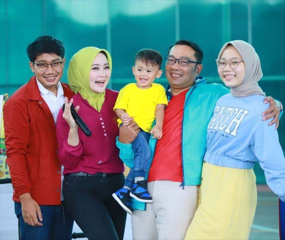 9 Ide Foto Keluarga Ala Ridwan Kamil Dan Atalia Praratya