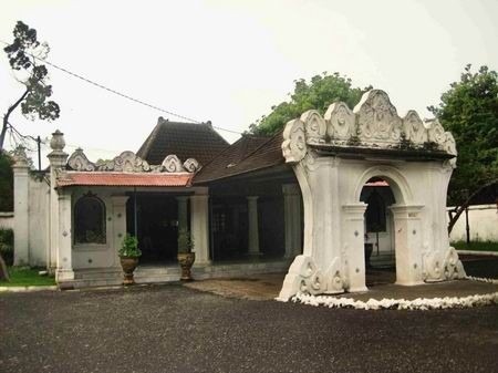 7 Keunikan Rumah Adat Cirebon, Rumah Kasepuhan Bergaya Keraton 
