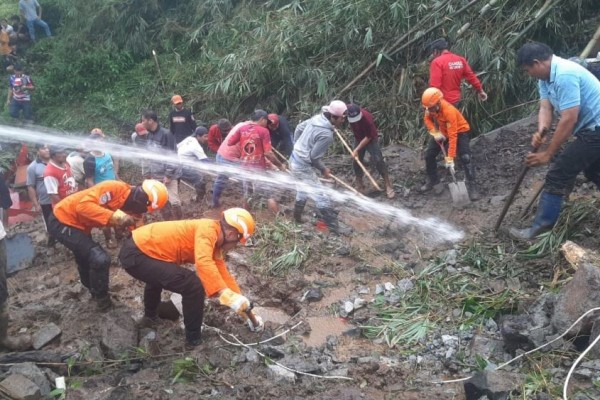 Seorang Nenek di Tomohon Sulut Tertimbun Longsor usai Berkebun
