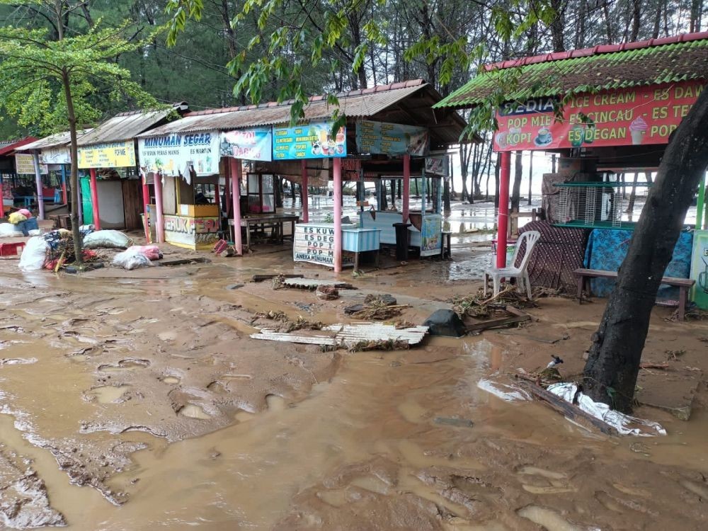 Diterjang Banjir, Wisata Pantai Gemah Tulungagung Ditutup