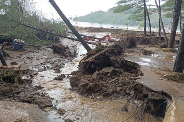 Diterjang Banjir, Wisata Pantai Gemah Tulungagung Ditutup