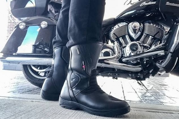 7 Tips Memilih Sepatu Touring Buat Perempuan