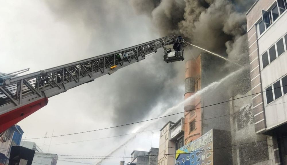 Toko Sepatu di Medan Terbakar, 2 Penghuni Lansia Sempat Terjebak