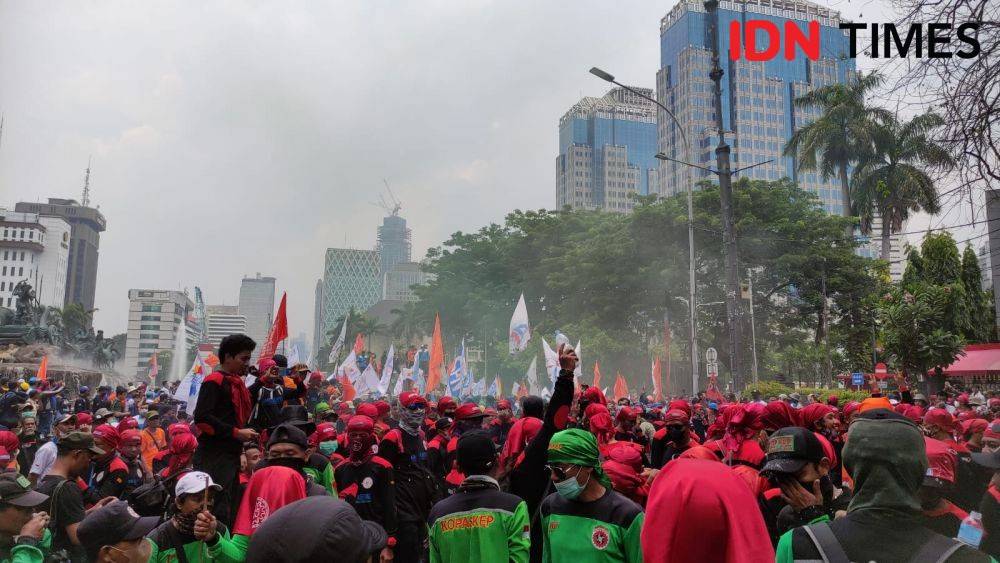 Tolak UU Ciptaker, Ribuan Buruh-Mahasiswa Demo Di Istana