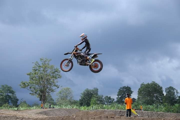Pasang Plang, Lahan Sirkuit Motocross Lombok Tengah Diklaim Investor  