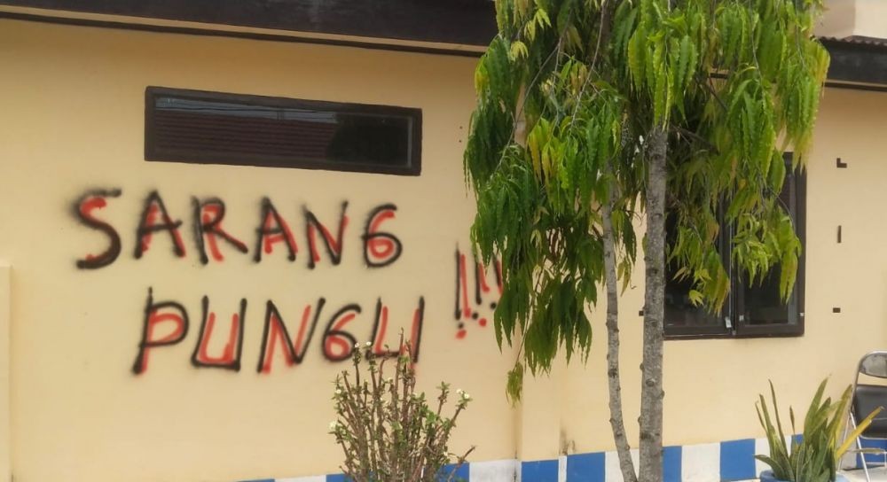 Kapolda Jenguk Polisi Pencoret Kantor Polres Luwu di RS Dadi Makassar
