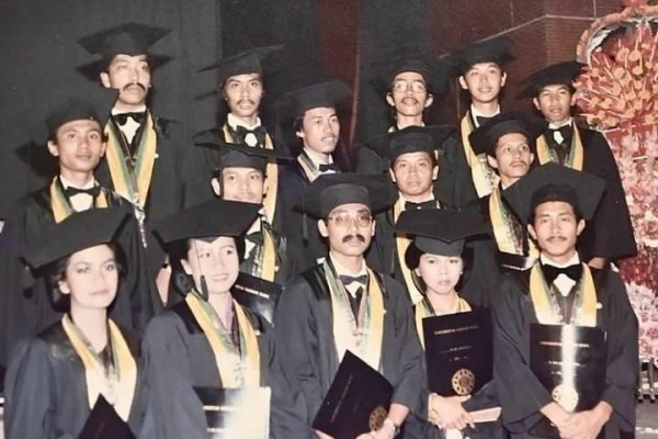 Jokowi Unggah Foto Wisuda UGM, Ribuan Komentar Banjiri Akun Instagram