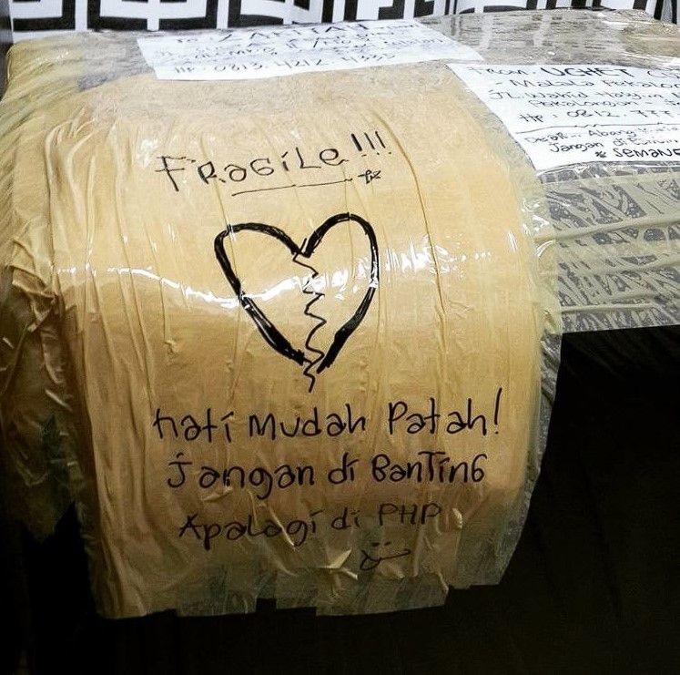 15 Tulisan Kocak 'Jangan Dibanting' Di Paket