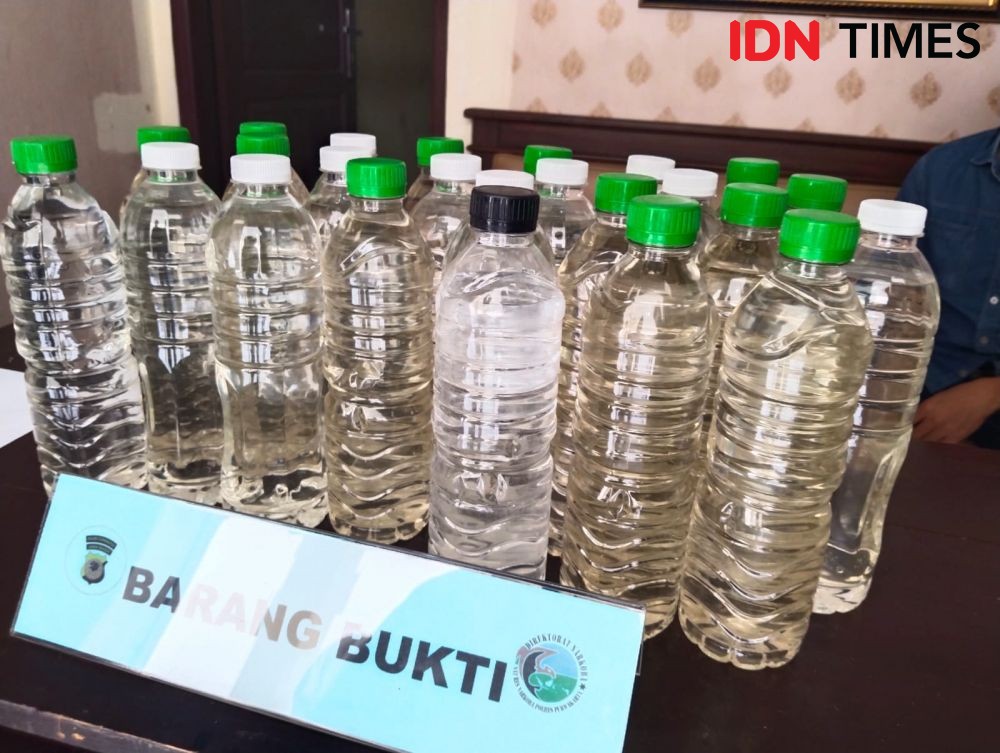 Miras Ilegal dalam Kemasan Air Mineral Marak Dijual di Purwakarta