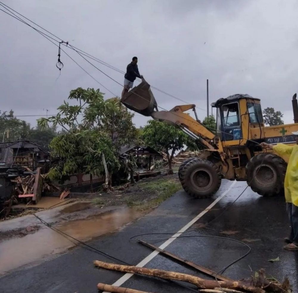 Banjir Bandang di Kabupaten Jembrana, Jalan Denpasar-Gilimanik Ditutup