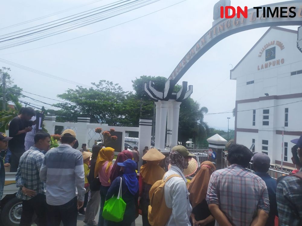 Puluhan Korban Mafia Tanah Desa Malang Sari Demo di Kejati Lampung