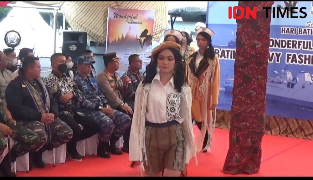 Fesyen Show di Atas KRI Diponegoro 365 yang Berlabuh di Balikpapan