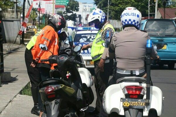 Operasi Zebra Mulai Digelar di Surabaya, Sasar Pengendara Main HP
