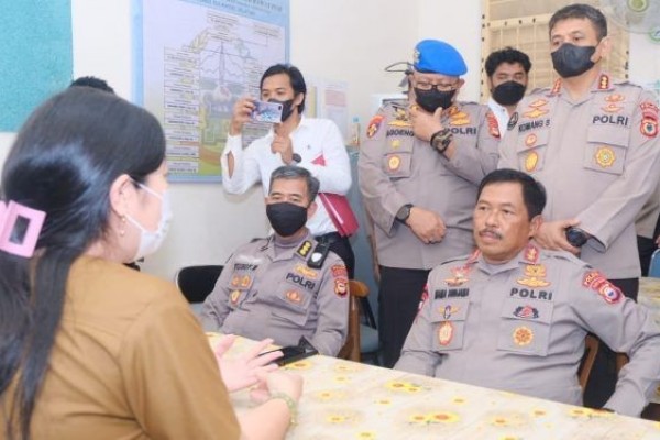 Kapolda Jenguk Polisi Pencoret Kantor Polres Luwu di RS Dadi Makassar