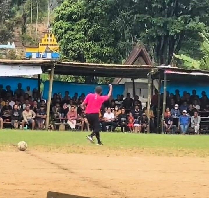 Viral Wasit Sepakbola Punya Banyak Fans di Parapat Danau Toba
