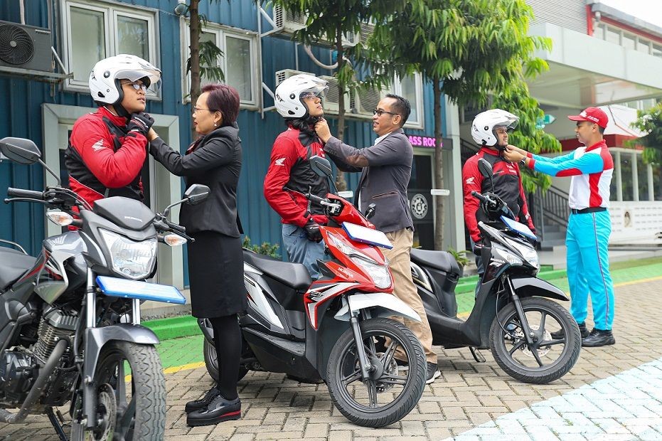 Belajar Safety Riding Menyenangkan di SMK Mitra Industri MM2100
