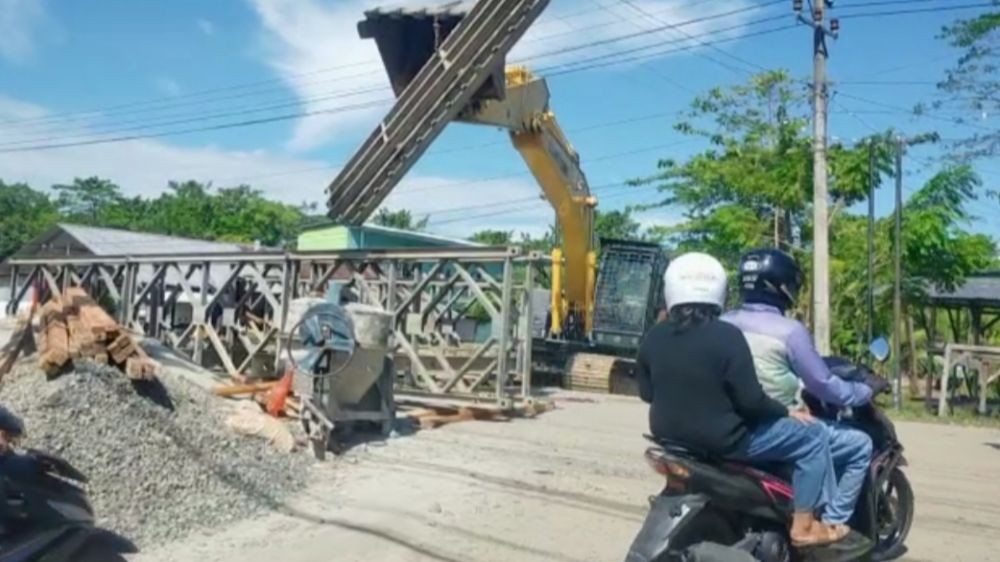 Rangka Jembatan Darurat Dipasang di Rampoang