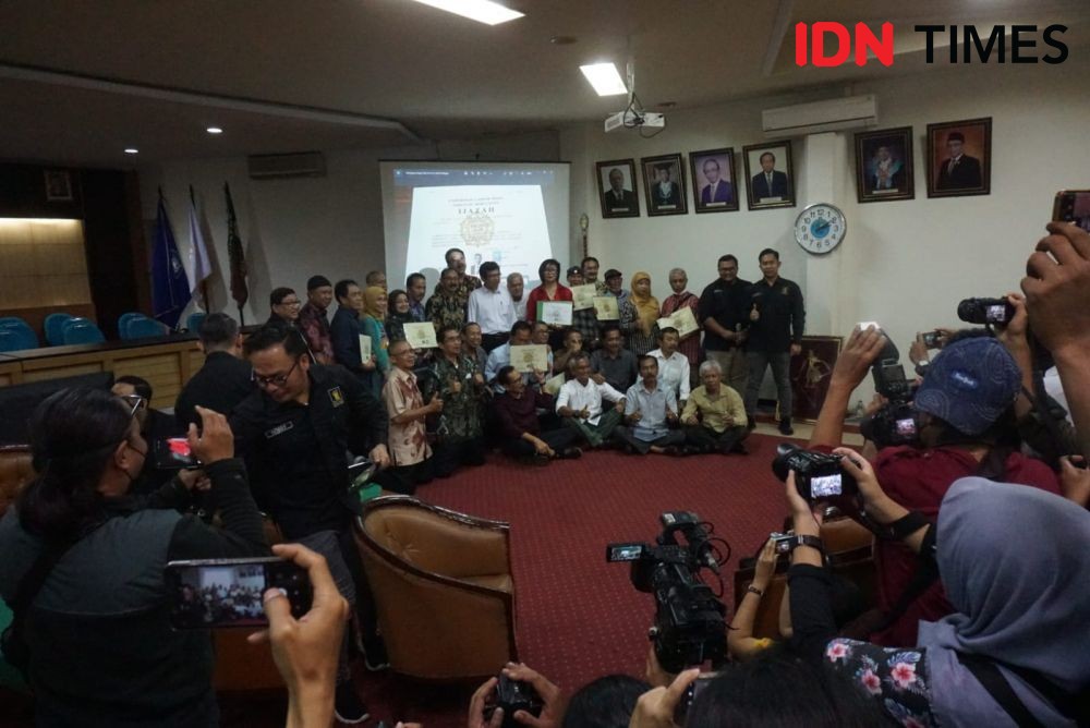 Teman Kuliah Jokowi Ramai-Ramai Tegaskan Keaslian Ijazah UGM    