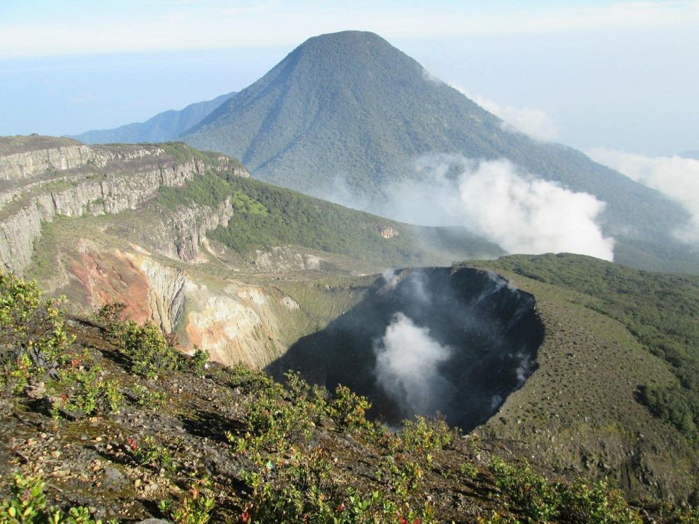 5 Gunung di Bogor yang Memanjakan Mata beserta Rutenya, Uji Adrenalin