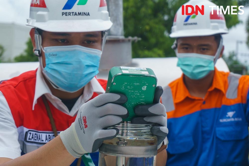 [FOTO] Penjaga Mutu Avtur Pertamina untuk Keamanan Dunia Penerbangan