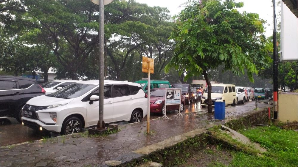 Bandung Diguyur Hujan Deras, Pohon Tumbang di Depan Polda Jabar