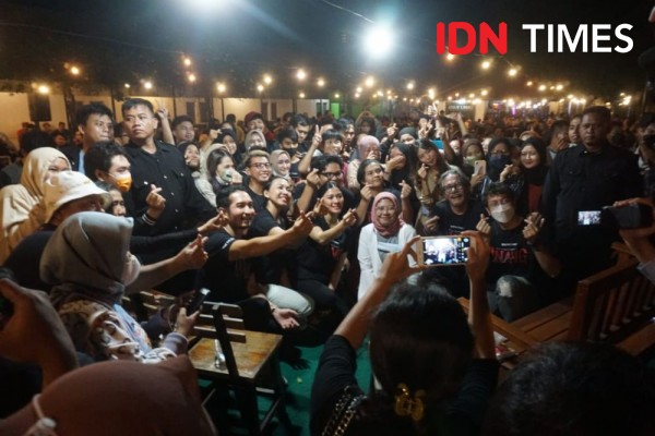 Pemain dan Sutradara Inang Sapa Penggemar di Yogyakarta
