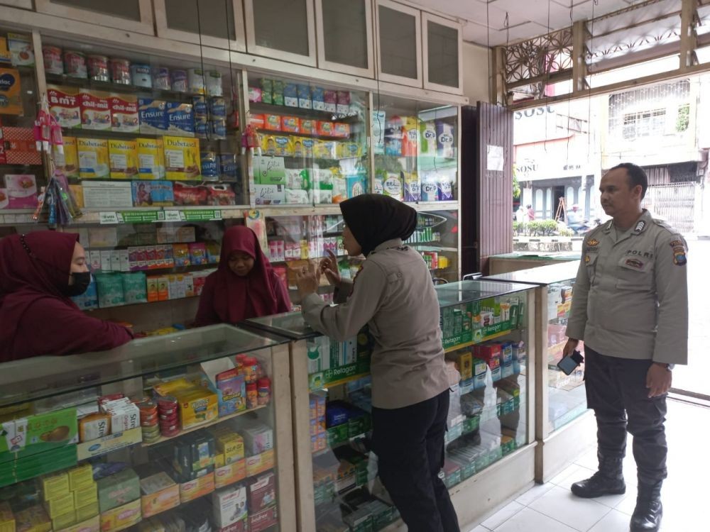 Polisi Patroli di Langkat Sosialisasikan Larangan Penjualan Obat Sirop