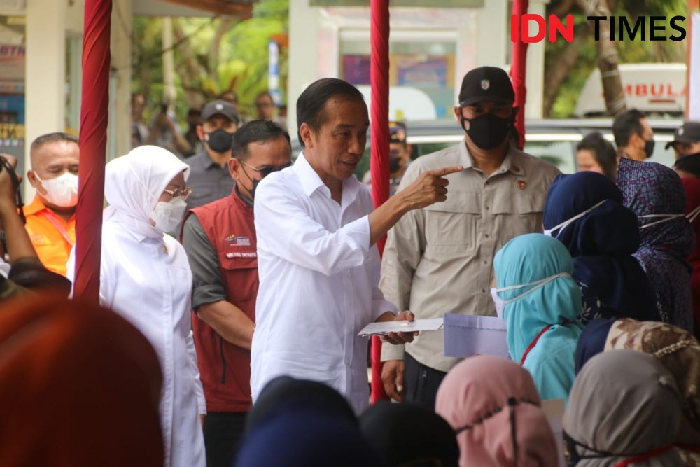 Jokowi Serahkan BLT dan BSU untuk 200 Warga Balikpapan