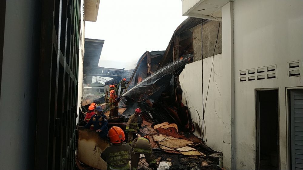 24 Jam Gudang Tripleks Bandung Kebakaran, Petugas Sulit Padamkan Api