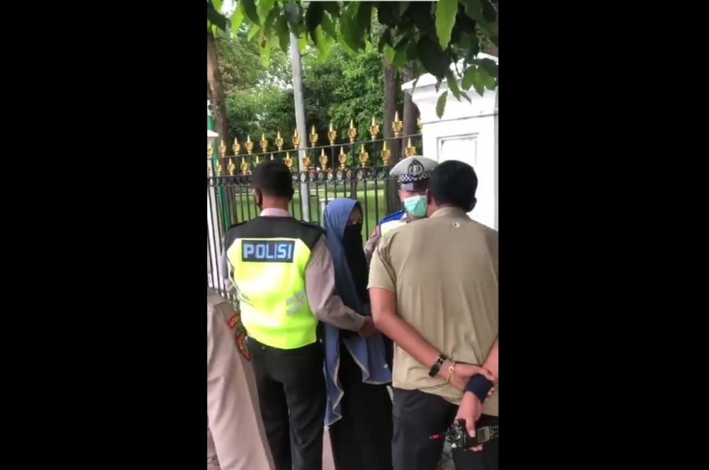 Hoaks! Wanita Asal Lampung Disebut Sosok Bercadar Terobos Masuk Istana