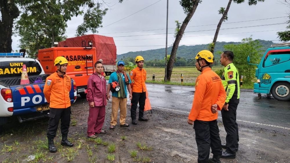 Lewati Kuburan Angker di Gombong Kebumen, Minibus Tabrak Truk, 4 Terjepit