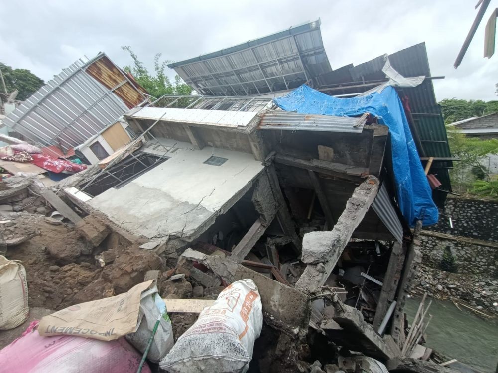 Pemkot Denpasar Terjunkan Alat Berat Bersihkan Puing Rumah Roboh