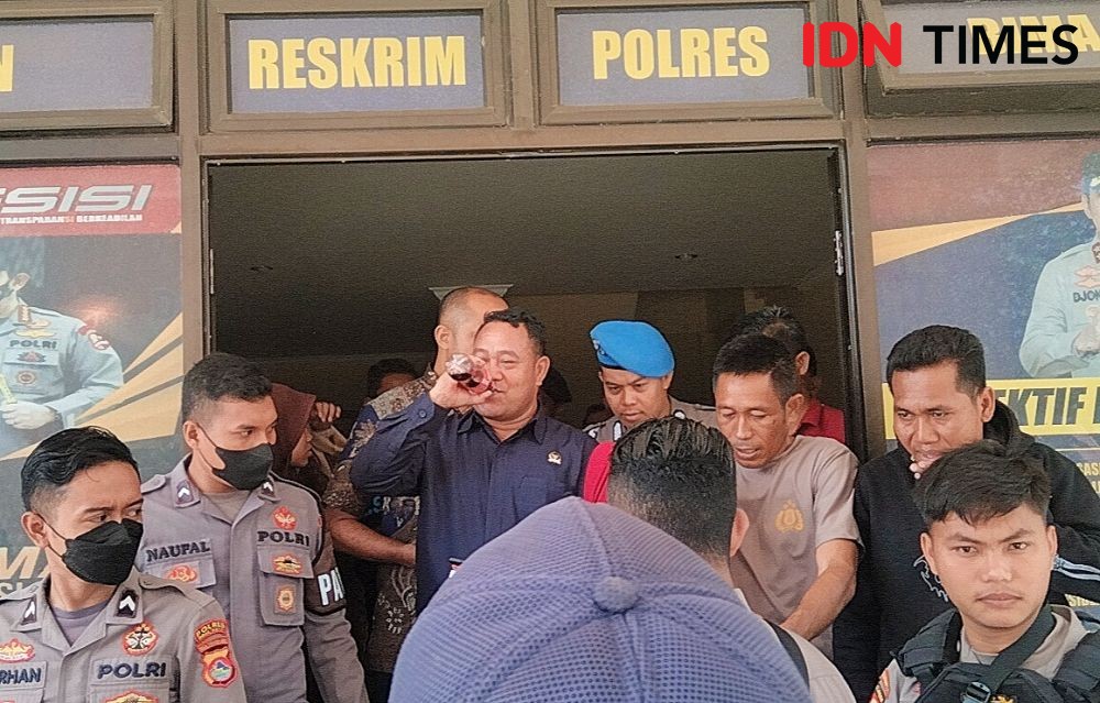 Tuntut Tersangka Korupsi di Bima Dibebaskan, Warga Blokade Jalan