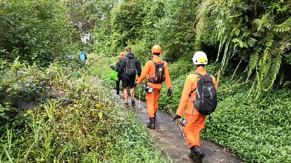 Dua WNA Inggris Tersesat saat Mendaki Gunung Agung, Evakuasi Sulit       