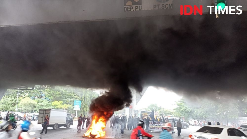 Hari Sumpah Pemuda, Mahasiswa Makassar Demo dan Bakar Ban Tutup Jalan