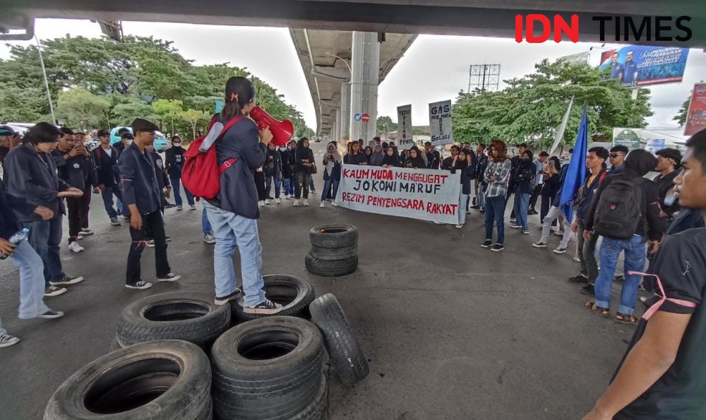 Hari Sumpah Pemuda, Mahasiswa Makassar Demo dan Bakar Ban Tutup Jalan
