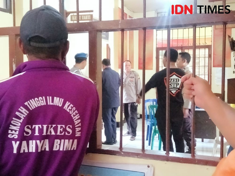 Diduga Korupsi Rp867 Juta, Anggota DPRD Bima Ngomel saat Ditahan