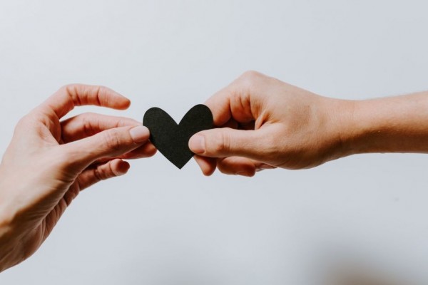 7 Tahap Jatuh Cinta dalam Penjelasan Ilmiah, Ketahui Bedanya