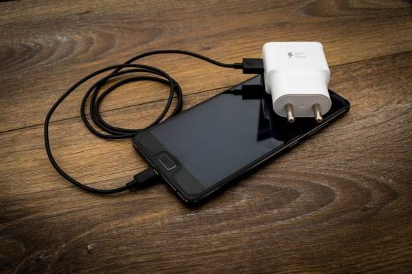 7 Bahaya Menggunakan Charger HP Palsu, Lebih Banyak Ruginya?