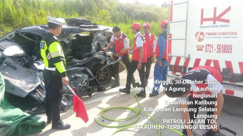 Fortuner Pecah Ban Tabrak Truk di Tol Lampung, 2 Korban Luka Berat