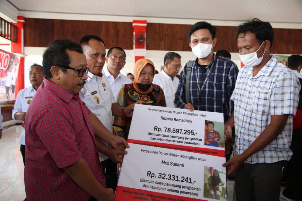 Mensos Tri Rismaharini Sambangi Lamsel, Beri Donasi Korban Banjir