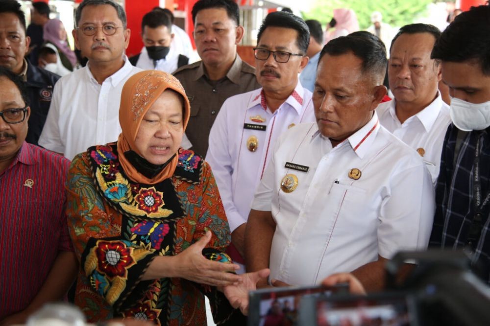 Mensos Tri Rismaharini Sambangi Lamsel, Beri Donasi Korban Banjir